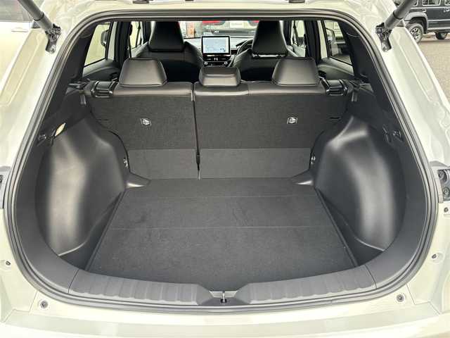 トヨタ カローラ クロス Z 愛知県 2025(令7)年 0.7万km プラチナホワイトパールマイカ /禁煙//ワンオーナー//ガラスルーフ//モデリスタエアロ（フロント・サイド・リア）//モデリスタカラードフェンダー//モデリスタドアプロテクター//黒半革シート//シートヒーター（前席）//パワーシート（D席）//純正18AW//メーカーナビ//フルセグ/BT/USB/Miracast//バックカメラ//ビルトインETC2.0//ハンズフリーパワーバックドア//置くだけ充電//ACC/PCS/LDA/BSM/PDA/RCTA/PKSB/SEA/RSA//発進遅れ告知//後退速度抑制//横滑り防止装置//電子制御パーキングブレーキ//ブレーキホールド//前後クリアランスソナー//LEDオートライト//LEDフォグランプ//LEDルームランプ//オートマチックハイビーム//本革巻きステアリング//ステアリングヒーター//ステアリングスイッチ//ルーフレール//MTモード付AT//ドリンクホルダー//スペアスマートキー//新車時保証書//取扱説明書