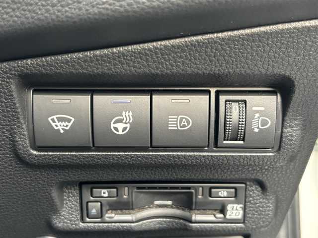 トヨタ カローラ クロス Z 愛知県 2025(令7)年 0.7万km プラチナホワイトパールマイカ /禁煙//ワンオーナー//ガラスルーフ//モデリスタエアロ（フロント・サイド・リア）//モデリスタカラードフェンダー//モデリスタドアプロテクター//黒半革シート//シートヒーター（前席）//パワーシート（D席）//純正18AW//メーカーナビ//フルセグ/BT/USB/Miracast//バックカメラ//ビルトインETC2.0//ハンズフリーパワーバックドア//置くだけ充電//ACC/PCS/LDA/BSM/PDA/RCTA/PKSB/SEA/RSA//発進遅れ告知//後退速度抑制//横滑り防止装置//電子制御パーキングブレーキ//ブレーキホールド//前後クリアランスソナー//LEDオートライト//LEDフォグランプ//LEDルームランプ//オートマチックハイビーム//本革巻きステアリング//ステアリングヒーター//ステアリングスイッチ//ルーフレール//MTモード付AT//ドリンクホルダー//スペアスマートキー//新車時保証書//取扱説明書