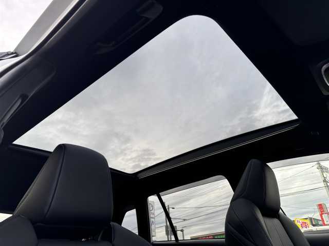 トヨタ カローラ クロス Z 愛知県 2025(令7)年 0.7万km プラチナホワイトパールマイカ /禁煙//ワンオーナー//ガラスルーフ//モデリスタエアロ（フロント・サイド・リア）//モデリスタカラードフェンダー//モデリスタドアプロテクター//黒半革シート//シートヒーター（前席）//パワーシート（D席）//純正18AW//メーカーナビ//フルセグ/BT/USB/Miracast//バックカメラ//ビルトインETC2.0//ハンズフリーパワーバックドア//置くだけ充電//ACC/PCS/LDA/BSM/PDA/RCTA/PKSB/SEA/RSA//発進遅れ告知//後退速度抑制//横滑り防止装置//電子制御パーキングブレーキ//ブレーキホールド//前後クリアランスソナー//LEDオートライト//LEDフォグランプ//LEDルームランプ//オートマチックハイビーム//本革巻きステアリング//ステアリングヒーター//ステアリングスイッチ//ルーフレール//MTモード付AT//ドリンクホルダー//スペアスマートキー//新車時保証書//取扱説明書