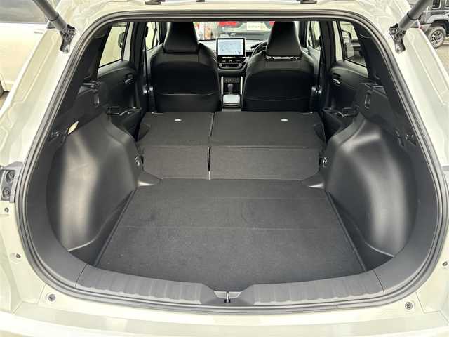 トヨタ カローラ クロス Z 愛知県 2025(令7)年 0.7万km プラチナホワイトパールマイカ /禁煙//ワンオーナー//ガラスルーフ//モデリスタエアロ（フロント・サイド・リア）//モデリスタカラードフェンダー//モデリスタドアプロテクター//黒半革シート//シートヒーター（前席）//パワーシート（D席）//純正18AW//メーカーナビ//フルセグ/BT/USB/Miracast//バックカメラ//ビルトインETC2.0//ハンズフリーパワーバックドア//置くだけ充電//ACC/PCS/LDA/BSM/PDA/RCTA/PKSB/SEA/RSA//発進遅れ告知//後退速度抑制//横滑り防止装置//電子制御パーキングブレーキ//ブレーキホールド//前後クリアランスソナー//LEDオートライト//LEDフォグランプ//LEDルームランプ//オートマチックハイビーム//本革巻きステアリング//ステアリングヒーター//ステアリングスイッチ//ルーフレール//MTモード付AT//ドリンクホルダー//スペアスマートキー//新車時保証書//取扱説明書