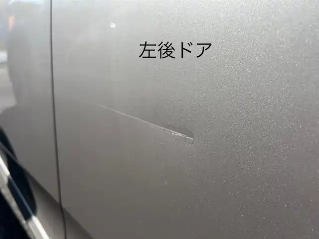 トヨタ プリウス ＰＨＶ S ナビパッケージ 三重県 2017(平29)年 7.2万km スティールブロンドM 11.6インチ純正ナビ（Bluetooth/地デジTV/AM/FM/USB/iPod/AUX）/セーフティセンスP（プリクラッシュセーフティシステム/レーンディパーチャーアラート/アダプティブハイビームシステム/レーダークルーズコントロール）/バックカメラ/ビルトインETC/純正ドライブレコーダー（前）/シートヒーター（前席）/ステアリングヒーター/クールグレー内装/ターコイズエアコン吹出口加飾/ボディ同色ドアミラー（電動オート格納機能/ヒーター/ウィンカー付/無塗装ドアミラー取付部）/充電インレット（普通充電/急速充電）/レーダー（コムテック/リモコン有）/オートエアコン（リモートエアコンシステム）/静電式エアコンパネル/LEDヘッドランプ/ブルーエンブレム付ブラックアクリル製フロントグリル/開口部無塗装横桟フロントバンパー/薄暮灯付LEDフロントフォグランプ/スマートエントリー/スタートシステム（ブルーエンジンスイッチ）/スペアキー