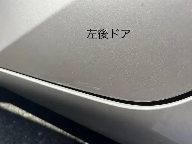 トヨタ プリウス ＰＨＶ S ナビパッケージ 三重県 2017(平29)年 7.2万km スティールブロンドM 11.6インチ純正ナビ（Bluetooth/地デジTV/AM/FM/USB/iPod/AUX）/セーフティセンスP（プリクラッシュセーフティシステム/レーンディパーチャーアラート/アダプティブハイビームシステム/レーダークルーズコントロール）/バックカメラ/ビルトインETC/純正ドライブレコーダー（前）/シートヒーター（前席）/ステアリングヒーター/クールグレー内装/ターコイズエアコン吹出口加飾/ボディ同色ドアミラー（電動オート格納機能/ヒーター/ウィンカー付/無塗装ドアミラー取付部）/充電インレット（普通充電/急速充電）/レーダー（コムテック/リモコン有）/オートエアコン（リモートエアコンシステム）/静電式エアコンパネル/LEDヘッドランプ/ブルーエンブレム付ブラックアクリル製フロントグリル/開口部無塗装横桟フロントバンパー/薄暮灯付LEDフロントフォグランプ/スマートエントリー/スタートシステム（ブルーエンジンスイッチ）/スペアキー