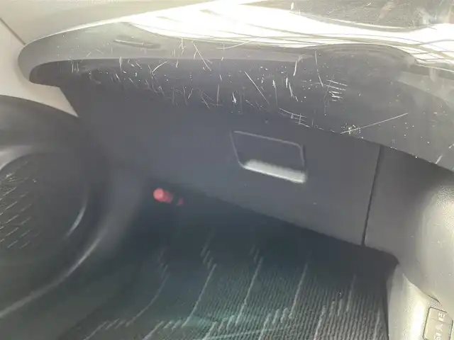 トヨタ プリウス ＰＨＶ S ナビパッケージ 三重県 2017(平29)年 7.2万km スティールブロンドM 11.6インチ純正ナビ（Bluetooth/地デジTV/AM/FM/USB/iPod/AUX）/セーフティセンスP（プリクラッシュセーフティシステム/レーンディパーチャーアラート/アダプティブハイビームシステム/レーダークルーズコントロール）/バックカメラ/ビルトインETC/純正ドライブレコーダー（前）/シートヒーター（前席）/ステアリングヒーター/クールグレー内装/ターコイズエアコン吹出口加飾/ボディ同色ドアミラー（電動オート格納機能/ヒーター/ウィンカー付/無塗装ドアミラー取付部）/充電インレット（普通充電/急速充電）/レーダー（コムテック/リモコン有）/オートエアコン（リモートエアコンシステム）/静電式エアコンパネル/LEDヘッドランプ/ブルーエンブレム付ブラックアクリル製フロントグリル/開口部無塗装横桟フロントバンパー/薄暮灯付LEDフロントフォグランプ/スマートエントリー/スタートシステム（ブルーエンジンスイッチ）/スペアキー