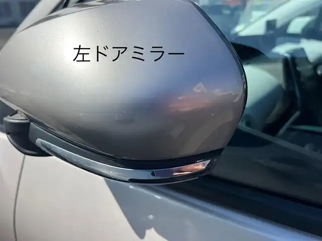 トヨタ プリウス ＰＨＶ S ナビパッケージ 三重県 2017(平29)年 7.2万km スティールブロンドM 11.6インチ純正ナビ（Bluetooth/地デジTV/AM/FM/USB/iPod/AUX）/セーフティセンスP（プリクラッシュセーフティシステム/レーンディパーチャーアラート/アダプティブハイビームシステム/レーダークルーズコントロール）/バックカメラ/ビルトインETC/純正ドライブレコーダー（前）/シートヒーター（前席）/ステアリングヒーター/クールグレー内装/ターコイズエアコン吹出口加飾/ボディ同色ドアミラー（電動オート格納機能/ヒーター/ウィンカー付/無塗装ドアミラー取付部）/充電インレット（普通充電/急速充電）/レーダー（コムテック/リモコン有）/オートエアコン（リモートエアコンシステム）/静電式エアコンパネル/LEDヘッドランプ/ブルーエンブレム付ブラックアクリル製フロントグリル/開口部無塗装横桟フロントバンパー/薄暮灯付LEDフロントフォグランプ/スマートエントリー/スタートシステム（ブルーエンジンスイッチ）/スペアキー