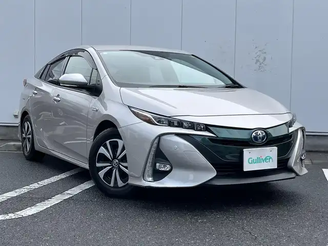 トヨタ プリウス ＰＨＶ S ナビパッケージ 三重県 2017(平29)年 7.2万km スティールブロンドM 11.6インチ純正ナビ（Bluetooth/地デジTV/AM/FM/USB/iPod/AUX）/セーフティセンスP（プリクラッシュセーフティシステム/レーンディパーチャーアラート/アダプティブハイビームシステム/レーダークルーズコントロール）/バックカメラ/ビルトインETC/純正ドライブレコーダー（前）/シートヒーター（前席）/ステアリングヒーター/クールグレー内装/ターコイズエアコン吹出口加飾/ボディ同色ドアミラー（電動オート格納機能/ヒーター/ウィンカー付/無塗装ドアミラー取付部）/充電インレット（普通充電/急速充電）/レーダー（コムテック/リモコン有）/オートエアコン（リモートエアコンシステム）/静電式エアコンパネル/LEDヘッドランプ/ブルーエンブレム付ブラックアクリル製フロントグリル/開口部無塗装横桟フロントバンパー/薄暮灯付LEDフロントフォグランプ/スマートエントリー/スタートシステム（ブルーエンジンスイッチ）/スペアキー