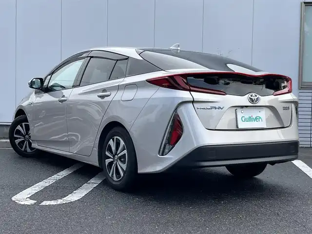 トヨタ プリウス ＰＨＶ S ナビパッケージ 三重県 2017(平29)年 7.2万km スティールブロンドM 11.6インチ純正ナビ（Bluetooth/地デジTV/AM/FM/USB/iPod/AUX）/セーフティセンスP（プリクラッシュセーフティシステム/レーンディパーチャーアラート/アダプティブハイビームシステム/レーダークルーズコントロール）/バックカメラ/ビルトインETC/純正ドライブレコーダー（前）/シートヒーター（前席）/ステアリングヒーター/クールグレー内装/ターコイズエアコン吹出口加飾/ボディ同色ドアミラー（電動オート格納機能/ヒーター/ウィンカー付/無塗装ドアミラー取付部）/充電インレット（普通充電/急速充電）/レーダー（コムテック/リモコン有）/オートエアコン（リモートエアコンシステム）/静電式エアコンパネル/LEDヘッドランプ/ブルーエンブレム付ブラックアクリル製フロントグリル/開口部無塗装横桟フロントバンパー/薄暮灯付LEDフロントフォグランプ/スマートエントリー/スタートシステム（ブルーエンジンスイッチ）/スペアキー