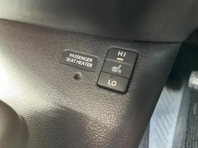 トヨタ プリウス ＰＨＶ S ナビパッケージ 三重県 2017(平29)年 7.2万km スティールブロンドM 11.6インチ純正ナビ（Bluetooth/地デジTV/AM/FM/USB/iPod/AUX）/セーフティセンスP（プリクラッシュセーフティシステム/レーンディパーチャーアラート/アダプティブハイビームシステム/レーダークルーズコントロール）/バックカメラ/ビルトインETC/純正ドライブレコーダー（前）/シートヒーター（前席）/ステアリングヒーター/クールグレー内装/ターコイズエアコン吹出口加飾/ボディ同色ドアミラー（電動オート格納機能/ヒーター/ウィンカー付/無塗装ドアミラー取付部）/充電インレット（普通充電/急速充電）/レーダー（コムテック/リモコン有）/オートエアコン（リモートエアコンシステム）/静電式エアコンパネル/LEDヘッドランプ/ブルーエンブレム付ブラックアクリル製フロントグリル/開口部無塗装横桟フロントバンパー/薄暮灯付LEDフロントフォグランプ/スマートエントリー/スタートシステム（ブルーエンジンスイッチ）/スペアキー