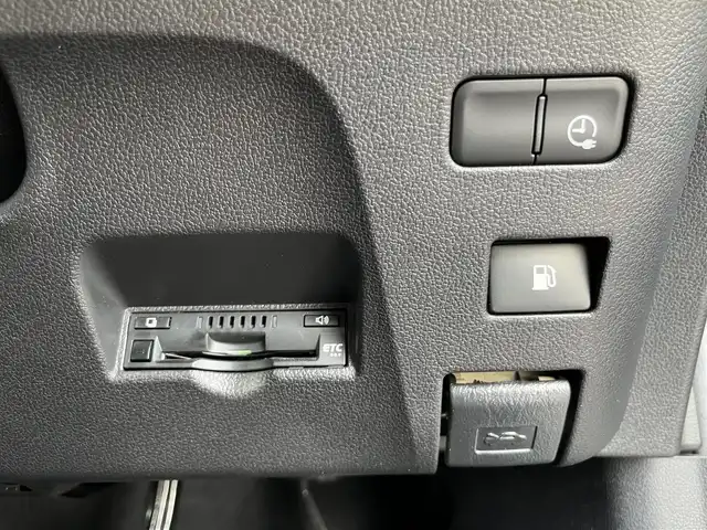 トヨタ プリウス ＰＨＶ S ナビパッケージ 三重県 2017(平29)年 7.2万km スティールブロンドM 11.6インチ純正ナビ（Bluetooth/地デジTV/AM/FM/USB/iPod/AUX）/セーフティセンスP（プリクラッシュセーフティシステム/レーンディパーチャーアラート/アダプティブハイビームシステム/レーダークルーズコントロール）/バックカメラ/ビルトインETC/純正ドライブレコーダー（前）/シートヒーター（前席）/ステアリングヒーター/クールグレー内装/ターコイズエアコン吹出口加飾/ボディ同色ドアミラー（電動オート格納機能/ヒーター/ウィンカー付/無塗装ドアミラー取付部）/充電インレット（普通充電/急速充電）/レーダー（コムテック/リモコン有）/オートエアコン（リモートエアコンシステム）/静電式エアコンパネル/LEDヘッドランプ/ブルーエンブレム付ブラックアクリル製フロントグリル/開口部無塗装横桟フロントバンパー/薄暮灯付LEDフロントフォグランプ/スマートエントリー/スタートシステム（ブルーエンジンスイッチ）/スペアキー