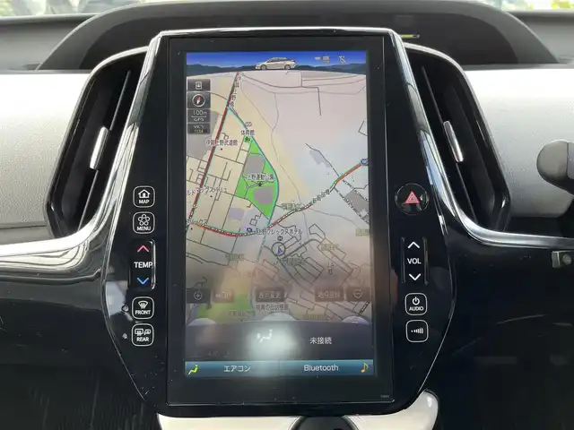 トヨタ プリウス ＰＨＶ S ナビパッケージ 三重県 2017(平29)年 7.2万km スティールブロンドM 11.6インチ純正ナビ（Bluetooth/地デジTV/AM/FM/USB/iPod/AUX）/セーフティセンスP（プリクラッシュセーフティシステム/レーンディパーチャーアラート/アダプティブハイビームシステム/レーダークルーズコントロール）/バックカメラ/ビルトインETC/純正ドライブレコーダー（前）/シートヒーター（前席）/ステアリングヒーター/クールグレー内装/ターコイズエアコン吹出口加飾/ボディ同色ドアミラー（電動オート格納機能/ヒーター/ウィンカー付/無塗装ドアミラー取付部）/充電インレット（普通充電/急速充電）/レーダー（コムテック/リモコン有）/オートエアコン（リモートエアコンシステム）/静電式エアコンパネル/LEDヘッドランプ/ブルーエンブレム付ブラックアクリル製フロントグリル/開口部無塗装横桟フロントバンパー/薄暮灯付LEDフロントフォグランプ/スマートエントリー/スタートシステム（ブルーエンジンスイッチ）/スペアキー