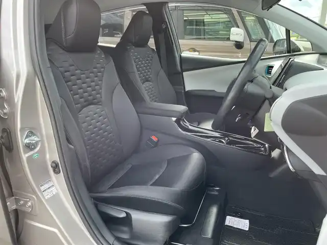 トヨタ プリウス ＰＨＶ S ナビパッケージ 三重県 2017(平29)年 7.2万km スティールブロンドM 11.6インチ純正ナビ（Bluetooth/地デジTV/AM/FM/USB/iPod/AUX）/セーフティセンスP（プリクラッシュセーフティシステム/レーンディパーチャーアラート/アダプティブハイビームシステム/レーダークルーズコントロール）/バックカメラ/ビルトインETC/純正ドライブレコーダー（前）/シートヒーター（前席）/ステアリングヒーター/クールグレー内装/ターコイズエアコン吹出口加飾/ボディ同色ドアミラー（電動オート格納機能/ヒーター/ウィンカー付/無塗装ドアミラー取付部）/充電インレット（普通充電/急速充電）/レーダー（コムテック/リモコン有）/オートエアコン（リモートエアコンシステム）/静電式エアコンパネル/LEDヘッドランプ/ブルーエンブレム付ブラックアクリル製フロントグリル/開口部無塗装横桟フロントバンパー/薄暮灯付LEDフロントフォグランプ/スマートエントリー/スタートシステム（ブルーエンジンスイッチ）/スペアキー