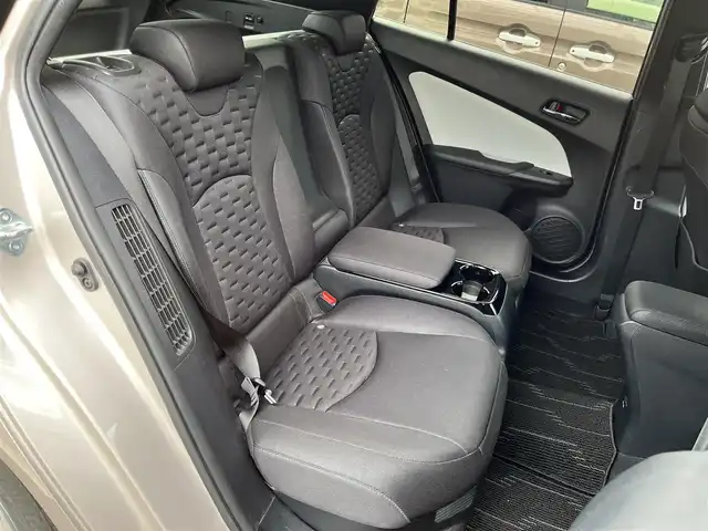 トヨタ プリウス ＰＨＶ S ナビパッケージ 三重県 2017(平29)年 7.2万km スティールブロンドM 11.6インチ純正ナビ（Bluetooth/地デジTV/AM/FM/USB/iPod/AUX）/セーフティセンスP（プリクラッシュセーフティシステム/レーンディパーチャーアラート/アダプティブハイビームシステム/レーダークルーズコントロール）/バックカメラ/ビルトインETC/純正ドライブレコーダー（前）/シートヒーター（前席）/ステアリングヒーター/クールグレー内装/ターコイズエアコン吹出口加飾/ボディ同色ドアミラー（電動オート格納機能/ヒーター/ウィンカー付/無塗装ドアミラー取付部）/充電インレット（普通充電/急速充電）/レーダー（コムテック/リモコン有）/オートエアコン（リモートエアコンシステム）/静電式エアコンパネル/LEDヘッドランプ/ブルーエンブレム付ブラックアクリル製フロントグリル/開口部無塗装横桟フロントバンパー/薄暮灯付LEDフロントフォグランプ/スマートエントリー/スタートシステム（ブルーエンジンスイッチ）/スペアキー