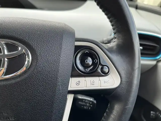 トヨタ プリウス ＰＨＶ S ナビパッケージ 三重県 2017(平29)年 7.2万km スティールブロンドM 11.6インチ純正ナビ（Bluetooth/地デジTV/AM/FM/USB/iPod/AUX）/セーフティセンスP（プリクラッシュセーフティシステム/レーンディパーチャーアラート/アダプティブハイビームシステム/レーダークルーズコントロール）/バックカメラ/ビルトインETC/純正ドライブレコーダー（前）/シートヒーター（前席）/ステアリングヒーター/クールグレー内装/ターコイズエアコン吹出口加飾/ボディ同色ドアミラー（電動オート格納機能/ヒーター/ウィンカー付/無塗装ドアミラー取付部）/充電インレット（普通充電/急速充電）/レーダー（コムテック/リモコン有）/オートエアコン（リモートエアコンシステム）/静電式エアコンパネル/LEDヘッドランプ/ブルーエンブレム付ブラックアクリル製フロントグリル/開口部無塗装横桟フロントバンパー/薄暮灯付LEDフロントフォグランプ/スマートエントリー/スタートシステム（ブルーエンジンスイッチ）/スペアキー