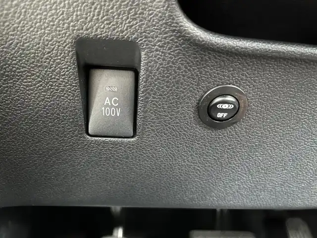 トヨタ プリウス ＰＨＶ S ナビパッケージ 三重県 2017(平29)年 7.2万km スティールブロンドM 11.6インチ純正ナビ（Bluetooth/地デジTV/AM/FM/USB/iPod/AUX）/セーフティセンスP（プリクラッシュセーフティシステム/レーンディパーチャーアラート/アダプティブハイビームシステム/レーダークルーズコントロール）/バックカメラ/ビルトインETC/純正ドライブレコーダー（前）/シートヒーター（前席）/ステアリングヒーター/クールグレー内装/ターコイズエアコン吹出口加飾/ボディ同色ドアミラー（電動オート格納機能/ヒーター/ウィンカー付/無塗装ドアミラー取付部）/充電インレット（普通充電/急速充電）/レーダー（コムテック/リモコン有）/オートエアコン（リモートエアコンシステム）/静電式エアコンパネル/LEDヘッドランプ/ブルーエンブレム付ブラックアクリル製フロントグリル/開口部無塗装横桟フロントバンパー/薄暮灯付LEDフロントフォグランプ/スマートエントリー/スタートシステム（ブルーエンジンスイッチ）/スペアキー