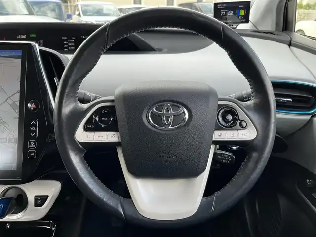 トヨタ プリウス ＰＨＶ S ナビパッケージ 三重県 2017(平29)年 7.2万km スティールブロンドM 11.6インチ純正ナビ（Bluetooth/地デジTV/AM/FM/USB/iPod/AUX）/セーフティセンスP（プリクラッシュセーフティシステム/レーンディパーチャーアラート/アダプティブハイビームシステム/レーダークルーズコントロール）/バックカメラ/ビルトインETC/純正ドライブレコーダー（前）/シートヒーター（前席）/ステアリングヒーター/クールグレー内装/ターコイズエアコン吹出口加飾/ボディ同色ドアミラー（電動オート格納機能/ヒーター/ウィンカー付/無塗装ドアミラー取付部）/充電インレット（普通充電/急速充電）/レーダー（コムテック/リモコン有）/オートエアコン（リモートエアコンシステム）/静電式エアコンパネル/LEDヘッドランプ/ブルーエンブレム付ブラックアクリル製フロントグリル/開口部無塗装横桟フロントバンパー/薄暮灯付LEDフロントフォグランプ/スマートエントリー/スタートシステム（ブルーエンジンスイッチ）/スペアキー