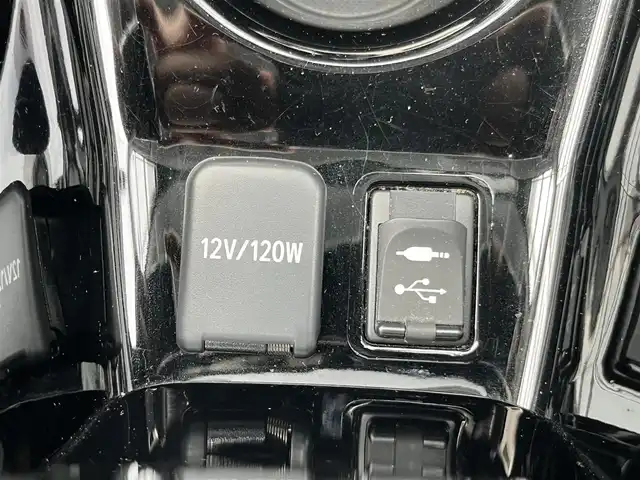 トヨタ プリウス ＰＨＶ S ナビパッケージ 三重県 2017(平29)年 7.2万km スティールブロンドM 11.6インチ純正ナビ（Bluetooth/地デジTV/AM/FM/USB/iPod/AUX）/セーフティセンスP（プリクラッシュセーフティシステム/レーンディパーチャーアラート/アダプティブハイビームシステム/レーダークルーズコントロール）/バックカメラ/ビルトインETC/純正ドライブレコーダー（前）/シートヒーター（前席）/ステアリングヒーター/クールグレー内装/ターコイズエアコン吹出口加飾/ボディ同色ドアミラー（電動オート格納機能/ヒーター/ウィンカー付/無塗装ドアミラー取付部）/充電インレット（普通充電/急速充電）/レーダー（コムテック/リモコン有）/オートエアコン（リモートエアコンシステム）/静電式エアコンパネル/LEDヘッドランプ/ブルーエンブレム付ブラックアクリル製フロントグリル/開口部無塗装横桟フロントバンパー/薄暮灯付LEDフロントフォグランプ/スマートエントリー/スタートシステム（ブルーエンジンスイッチ）/スペアキー