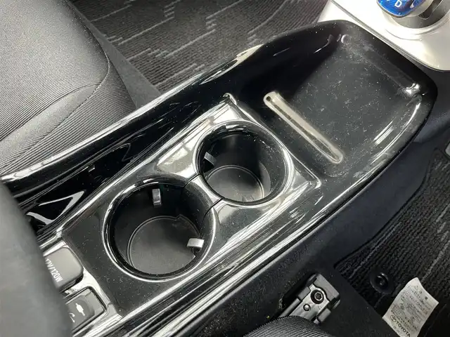 トヨタ プリウス ＰＨＶ S ナビパッケージ 三重県 2017(平29)年 7.2万km スティールブロンドM 11.6インチ純正ナビ（Bluetooth/地デジTV/AM/FM/USB/iPod/AUX）/セーフティセンスP（プリクラッシュセーフティシステム/レーンディパーチャーアラート/アダプティブハイビームシステム/レーダークルーズコントロール）/バックカメラ/ビルトインETC/純正ドライブレコーダー（前）/シートヒーター（前席）/ステアリングヒーター/クールグレー内装/ターコイズエアコン吹出口加飾/ボディ同色ドアミラー（電動オート格納機能/ヒーター/ウィンカー付/無塗装ドアミラー取付部）/充電インレット（普通充電/急速充電）/レーダー（コムテック/リモコン有）/オートエアコン（リモートエアコンシステム）/静電式エアコンパネル/LEDヘッドランプ/ブルーエンブレム付ブラックアクリル製フロントグリル/開口部無塗装横桟フロントバンパー/薄暮灯付LEDフロントフォグランプ/スマートエントリー/スタートシステム（ブルーエンジンスイッチ）/スペアキー