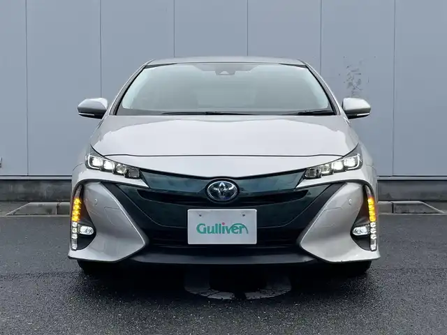 トヨタ プリウス ＰＨＶ S ナビパッケージ 三重県 2017(平29)年 7.2万km スティールブロンドM 11.6インチ純正ナビ（Bluetooth/地デジTV/AM/FM/USB/iPod/AUX）/セーフティセンスP（プリクラッシュセーフティシステム/レーンディパーチャーアラート/アダプティブハイビームシステム/レーダークルーズコントロール）/バックカメラ/ビルトインETC/純正ドライブレコーダー（前）/シートヒーター（前席）/ステアリングヒーター/クールグレー内装/ターコイズエアコン吹出口加飾/ボディ同色ドアミラー（電動オート格納機能/ヒーター/ウィンカー付/無塗装ドアミラー取付部）/充電インレット（普通充電/急速充電）/レーダー（コムテック/リモコン有）/オートエアコン（リモートエアコンシステム）/静電式エアコンパネル/LEDヘッドランプ/ブルーエンブレム付ブラックアクリル製フロントグリル/開口部無塗装横桟フロントバンパー/薄暮灯付LEDフロントフォグランプ/スマートエントリー/スタートシステム（ブルーエンジンスイッチ）/スペアキー