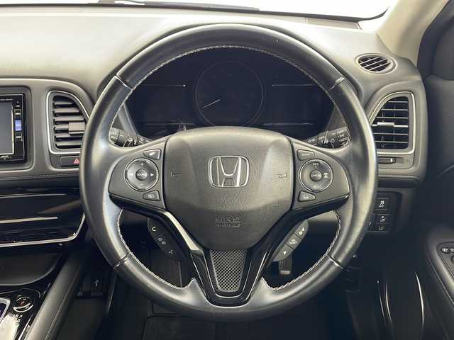 ホンダ ヴェゼル ハイブリッド Z ホンダセンシング 愛知県 2017(平29)年 5.7万km ルーセブラックM /禁煙車//純正ナビ(VXM-164VFi)//フルセグTV・AMFM・CD・DVD・SD・Bluetooth//バックカメラ//ETC//コンフォートビューパッケージ//ホンダセンシング//LEDヘッドライト//オートライト//フロントフォグランプ//ルーフレール//メッキフロントバンパーガーニッシュ//メッキフロントフォグガーニッシュ//チタン風マフラーカッター//専用インテリア(スエード調+ブラウンステッチ)//プライムスムース&スエード調コンビシート//前席シートヒーター//プラズマクラスター//電子パーキングブレーキ//ブレーキホールド//純正18インチアルミホイール//無限フロアマット//無限ドアバイザー//革巻きステアリング//ステアリングスイッチ//プッシュスタート//電動格納ミラー//アイドリングストップ//イモビライザー//新車保証書