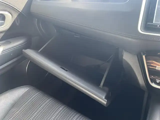 ホンダ ヴェゼル ハイブリッド Z ホンダセンシング 愛知県 2017(平29)年 5.7万km ルーセブラックM /禁煙車//純正ナビ(VXM-164VFi)//フルセグTV・AMFM・CD・DVD・SD・Bluetooth//バックカメラ//ETC//コンフォートビューパッケージ//ホンダセンシング//LEDヘッドライト//オートライト//フロントフォグランプ//ルーフレール//メッキフロントバンパーガーニッシュ//メッキフロントフォグガーニッシュ//チタン風マフラーカッター//専用インテリア(スエード調+ブラウンステッチ)//プライムスムース&スエード調コンビシート//前席シートヒーター//プラズマクラスター//電子パーキングブレーキ//ブレーキホールド//純正18インチアルミホイール//無限フロアマット//無限ドアバイザー//革巻きステアリング//ステアリングスイッチ//プッシュスタート//電動格納ミラー//アイドリングストップ//イモビライザー//新車保証書