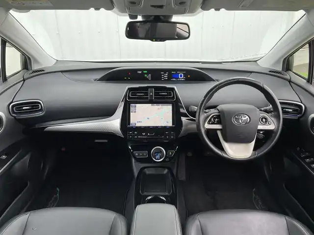 トヨタ プリウス A ツーリングセレクション 香川県 2016(平28)年 13.2万km ホワイトパールクリスタルシャイン 登録時走行距離：131366km/ディーラー純正9型SDナビ/　CD DVD BT フルセグTV/バックカメラ/プリクラッシュセーフティシステム/レーンキープアシスト/レーダークルーズコントロール/クリアランスソナー/ブラインドスポットモニター/ヘッドアップディスプレイ/パーキングアシスト/横滑り防止装置/オートハイビーム/LEDヘッドライト/オートライト/フォグランプ/ビルトインETC/ブラックレザーシート/シートヒーター/革巻きステアリング/ステアリングスイッチ/プッシュスタート/スマートキー/スペアキー