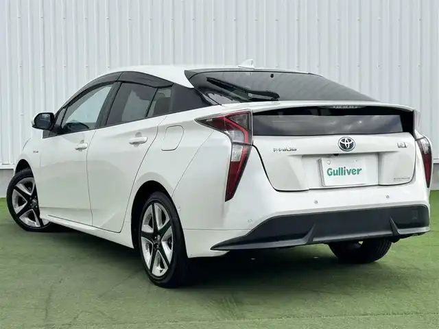 トヨタ プリウス A ツーリングセレクション 香川県 2016(平28)年 13.2万km ホワイトパールクリスタルシャイン 登録時走行距離：131366km/ディーラー純正9型SDナビ/　CD DVD BT フルセグTV/バックカメラ/プリクラッシュセーフティシステム/レーンキープアシスト/レーダークルーズコントロール/クリアランスソナー/ブラインドスポットモニター/ヘッドアップディスプレイ/パーキングアシスト/横滑り防止装置/オートハイビーム/LEDヘッドライト/オートライト/フォグランプ/ビルトインETC/ブラックレザーシート/シートヒーター/革巻きステアリング/ステアリングスイッチ/プッシュスタート/スマートキー/スペアキー