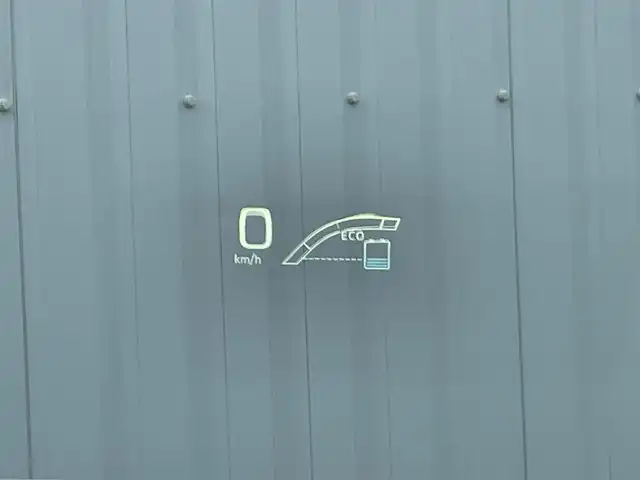 トヨタ プリウス A ツーリングセレクション 香川県 2016(平28)年 13.2万km ホワイトパールクリスタルシャイン 登録時走行距離：131366km/ディーラー純正9型SDナビ/　CD DVD BT フルセグTV/バックカメラ/プリクラッシュセーフティシステム/レーンキープアシスト/レーダークルーズコントロール/クリアランスソナー/ブラインドスポットモニター/ヘッドアップディスプレイ/パーキングアシスト/横滑り防止装置/オートハイビーム/LEDヘッドライト/オートライト/フォグランプ/ビルトインETC/ブラックレザーシート/シートヒーター/革巻きステアリング/ステアリングスイッチ/プッシュスタート/スマートキー/スペアキー