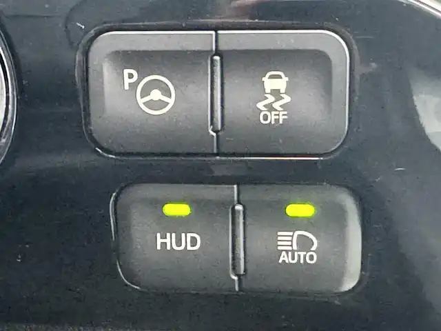 トヨタ プリウス A ツーリングセレクション 香川県 2016(平28)年 13.2万km ホワイトパールクリスタルシャイン 登録時走行距離：131366km/ディーラー純正9型SDナビ/　CD DVD BT フルセグTV/バックカメラ/プリクラッシュセーフティシステム/レーンキープアシスト/レーダークルーズコントロール/クリアランスソナー/ブラインドスポットモニター/ヘッドアップディスプレイ/パーキングアシスト/横滑り防止装置/オートハイビーム/LEDヘッドライト/オートライト/フォグランプ/ビルトインETC/ブラックレザーシート/シートヒーター/革巻きステアリング/ステアリングスイッチ/プッシュスタート/スマートキー/スペアキー