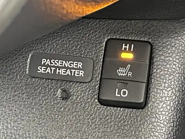 トヨタ プリウス A ツーリングセレクション 香川県 2016(平28)年 13.2万km ホワイトパールクリスタルシャイン 登録時走行距離：131366km/ディーラー純正9型SDナビ/　CD DVD BT フルセグTV/バックカメラ/プリクラッシュセーフティシステム/レーンキープアシスト/レーダークルーズコントロール/クリアランスソナー/ブラインドスポットモニター/ヘッドアップディスプレイ/パーキングアシスト/横滑り防止装置/オートハイビーム/LEDヘッドライト/オートライト/フォグランプ/ビルトインETC/ブラックレザーシート/シートヒーター/革巻きステアリング/ステアリングスイッチ/プッシュスタート/スマートキー/スペアキー