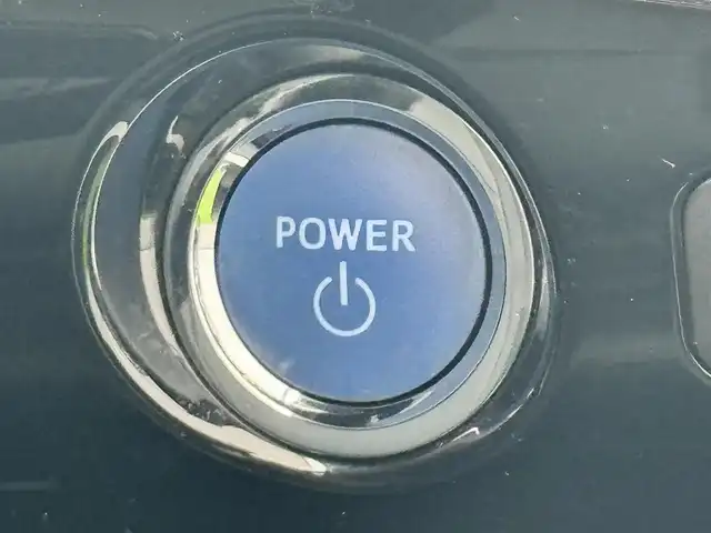 トヨタ プリウス A ツーリングセレクション 香川県 2016(平28)年 13.2万km ホワイトパールクリスタルシャイン 登録時走行距離：131366km/ディーラー純正9型SDナビ/　CD DVD BT フルセグTV/バックカメラ/プリクラッシュセーフティシステム/レーンキープアシスト/レーダークルーズコントロール/クリアランスソナー/ブラインドスポットモニター/ヘッドアップディスプレイ/パーキングアシスト/横滑り防止装置/オートハイビーム/LEDヘッドライト/オートライト/フォグランプ/ビルトインETC/ブラックレザーシート/シートヒーター/革巻きステアリング/ステアリングスイッチ/プッシュスタート/スマートキー/スペアキー