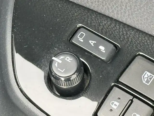 トヨタ プリウス A ツーリングセレクション 香川県 2016(平28)年 13.2万km ホワイトパールクリスタルシャイン 登録時走行距離：131366km/ディーラー純正9型SDナビ/　CD DVD BT フルセグTV/バックカメラ/プリクラッシュセーフティシステム/レーンキープアシスト/レーダークルーズコントロール/クリアランスソナー/ブラインドスポットモニター/ヘッドアップディスプレイ/パーキングアシスト/横滑り防止装置/オートハイビーム/LEDヘッドライト/オートライト/フォグランプ/ビルトインETC/ブラックレザーシート/シートヒーター/革巻きステアリング/ステアリングスイッチ/プッシュスタート/スマートキー/スペアキー