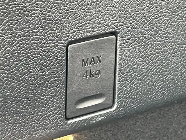 トヨタ プリウス A ツーリングセレクション 香川県 2016(平28)年 13.2万km ホワイトパールクリスタルシャイン 登録時走行距離：131366km/ディーラー純正9型SDナビ/　CD DVD BT フルセグTV/バックカメラ/プリクラッシュセーフティシステム/レーンキープアシスト/レーダークルーズコントロール/クリアランスソナー/ブラインドスポットモニター/ヘッドアップディスプレイ/パーキングアシスト/横滑り防止装置/オートハイビーム/LEDヘッドライト/オートライト/フォグランプ/ビルトインETC/ブラックレザーシート/シートヒーター/革巻きステアリング/ステアリングスイッチ/プッシュスタート/スマートキー/スペアキー