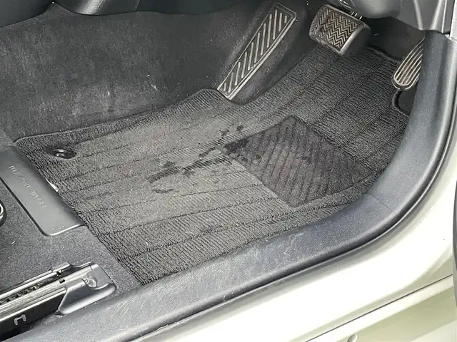 トヨタ プリウス A ツーリングセレクション 香川県 2016(平28)年 13.2万km ホワイトパールクリスタルシャイン 登録時走行距離：131366km/ディーラー純正9型SDナビ/　CD DVD BT フルセグTV/バックカメラ/プリクラッシュセーフティシステム/レーンキープアシスト/レーダークルーズコントロール/クリアランスソナー/ブラインドスポットモニター/ヘッドアップディスプレイ/パーキングアシスト/横滑り防止装置/オートハイビーム/LEDヘッドライト/オートライト/フォグランプ/ビルトインETC/ブラックレザーシート/シートヒーター/革巻きステアリング/ステアリングスイッチ/プッシュスタート/スマートキー/スペアキー