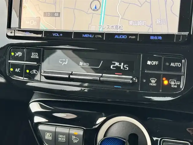 トヨタ プリウス A ツーリングセレクション 香川県 2016(平28)年 13.2万km ホワイトパールクリスタルシャイン 登録時走行距離：131366km/ディーラー純正9型SDナビ/　CD DVD BT フルセグTV/バックカメラ/プリクラッシュセーフティシステム/レーンキープアシスト/レーダークルーズコントロール/クリアランスソナー/ブラインドスポットモニター/ヘッドアップディスプレイ/パーキングアシスト/横滑り防止装置/オートハイビーム/LEDヘッドライト/オートライト/フォグランプ/ビルトインETC/ブラックレザーシート/シートヒーター/革巻きステアリング/ステアリングスイッチ/プッシュスタート/スマートキー/スペアキー