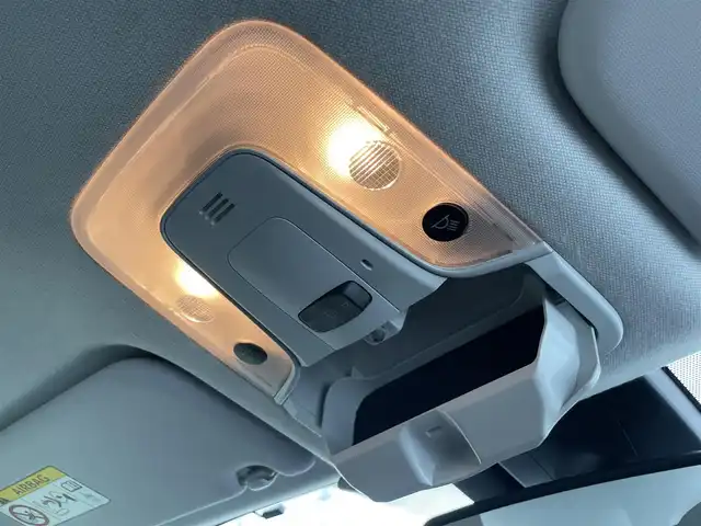 トヨタ プリウス A ツーリングセレクション 香川県 2016(平28)年 13.2万km ホワイトパールクリスタルシャイン 登録時走行距離：131366km/ディーラー純正9型SDナビ/　CD DVD BT フルセグTV/バックカメラ/プリクラッシュセーフティシステム/レーンキープアシスト/レーダークルーズコントロール/クリアランスソナー/ブラインドスポットモニター/ヘッドアップディスプレイ/パーキングアシスト/横滑り防止装置/オートハイビーム/LEDヘッドライト/オートライト/フォグランプ/ビルトインETC/ブラックレザーシート/シートヒーター/革巻きステアリング/ステアリングスイッチ/プッシュスタート/スマートキー/スペアキー