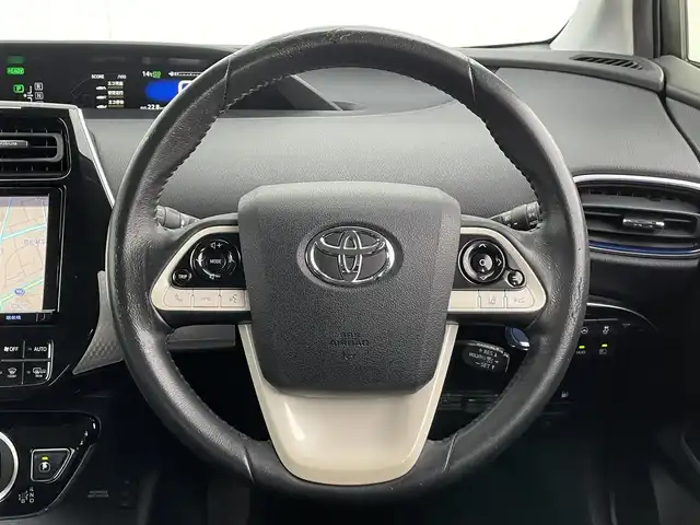 トヨタ プリウス A ツーリングセレクション 香川県 2016(平28)年 13.2万km ホワイトパールクリスタルシャイン 登録時走行距離：131366km/ディーラー純正9型SDナビ/　CD DVD BT フルセグTV/バックカメラ/プリクラッシュセーフティシステム/レーンキープアシスト/レーダークルーズコントロール/クリアランスソナー/ブラインドスポットモニター/ヘッドアップディスプレイ/パーキングアシスト/横滑り防止装置/オートハイビーム/LEDヘッドライト/オートライト/フォグランプ/ビルトインETC/ブラックレザーシート/シートヒーター/革巻きステアリング/ステアリングスイッチ/プッシュスタート/スマートキー/スペアキー