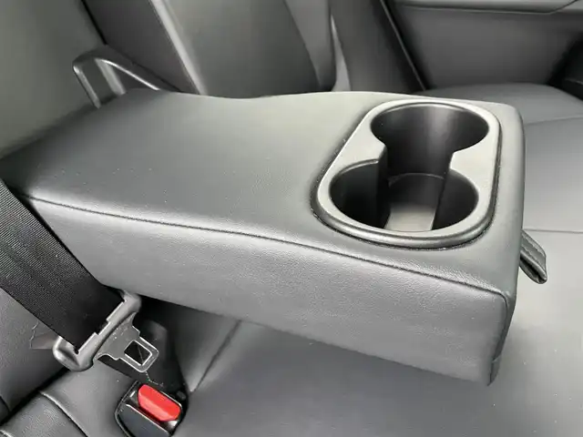 トヨタ プリウス A ツーリングセレクション 香川県 2016(平28)年 13.2万km ホワイトパールクリスタルシャイン 登録時走行距離：131366km/ディーラー純正9型SDナビ/　CD DVD BT フルセグTV/バックカメラ/プリクラッシュセーフティシステム/レーンキープアシスト/レーダークルーズコントロール/クリアランスソナー/ブラインドスポットモニター/ヘッドアップディスプレイ/パーキングアシスト/横滑り防止装置/オートハイビーム/LEDヘッドライト/オートライト/フォグランプ/ビルトインETC/ブラックレザーシート/シートヒーター/革巻きステアリング/ステアリングスイッチ/プッシュスタート/スマートキー/スペアキー