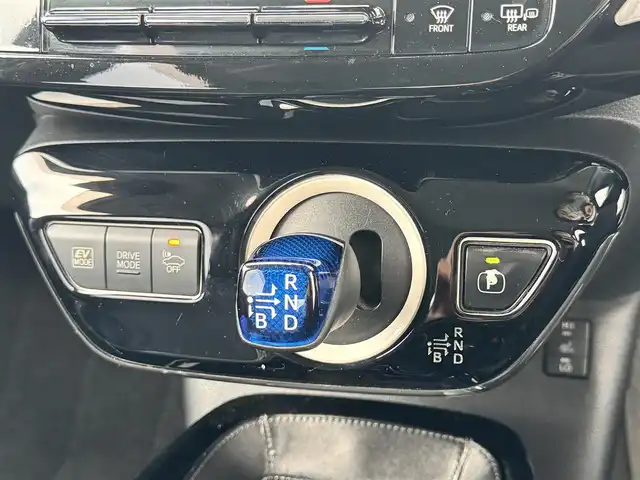 トヨタ プリウス A ツーリングセレクション 香川県 2016(平28)年 13.2万km ホワイトパールクリスタルシャイン 登録時走行距離：131366km/ディーラー純正9型SDナビ/　CD DVD BT フルセグTV/バックカメラ/プリクラッシュセーフティシステム/レーンキープアシスト/レーダークルーズコントロール/クリアランスソナー/ブラインドスポットモニター/ヘッドアップディスプレイ/パーキングアシスト/横滑り防止装置/オートハイビーム/LEDヘッドライト/オートライト/フォグランプ/ビルトインETC/ブラックレザーシート/シートヒーター/革巻きステアリング/ステアリングスイッチ/プッシュスタート/スマートキー/スペアキー