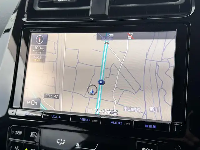 トヨタ プリウス A ツーリングセレクション 香川県 2016(平28)年 13.2万km ホワイトパールクリスタルシャイン 登録時走行距離：131366km/ディーラー純正9型SDナビ/　CD DVD BT フルセグTV/バックカメラ/プリクラッシュセーフティシステム/レーンキープアシスト/レーダークルーズコントロール/クリアランスソナー/ブラインドスポットモニター/ヘッドアップディスプレイ/パーキングアシスト/横滑り防止装置/オートハイビーム/LEDヘッドライト/オートライト/フォグランプ/ビルトインETC/ブラックレザーシート/シートヒーター/革巻きステアリング/ステアリングスイッチ/プッシュスタート/スマートキー/スペアキー