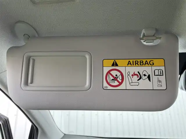 トヨタ プリウス A ツーリングセレクション 香川県 2016(平28)年 13.2万km ホワイトパールクリスタルシャイン 登録時走行距離：131366km/ディーラー純正9型SDナビ/　CD DVD BT フルセグTV/バックカメラ/プリクラッシュセーフティシステム/レーンキープアシスト/レーダークルーズコントロール/クリアランスソナー/ブラインドスポットモニター/ヘッドアップディスプレイ/パーキングアシスト/横滑り防止装置/オートハイビーム/LEDヘッドライト/オートライト/フォグランプ/ビルトインETC/ブラックレザーシート/シートヒーター/革巻きステアリング/ステアリングスイッチ/プッシュスタート/スマートキー/スペアキー