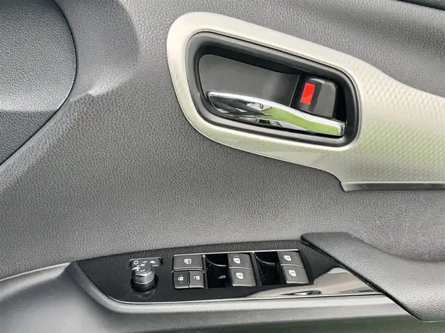 トヨタ プリウス A ツーリングセレクション 香川県 2016(平28)年 13.2万km ホワイトパールクリスタルシャイン 登録時走行距離：131366km/ディーラー純正9型SDナビ/　CD DVD BT フルセグTV/バックカメラ/プリクラッシュセーフティシステム/レーンキープアシスト/レーダークルーズコントロール/クリアランスソナー/ブラインドスポットモニター/ヘッドアップディスプレイ/パーキングアシスト/横滑り防止装置/オートハイビーム/LEDヘッドライト/オートライト/フォグランプ/ビルトインETC/ブラックレザーシート/シートヒーター/革巻きステアリング/ステアリングスイッチ/プッシュスタート/スマートキー/スペアキー