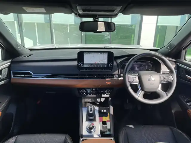 三菱 アウトランダー ＰＨＥＶ P 和歌山県 2023(令5)年 1.3万km ホワイトダイヤモンド 純正12.3インチコネクトナビ/全方位カメラ/フルセグTV/前方衝突防止支援/後側方衝突防止支援/前後コーナーセンサー/踏み間違い衝突防止アシスト/レーダークルーズコントロール/パドルシフト/ポジションメモリー/パワーシート/シートヒーター/電動リアゲート/HUD/LEDヘッドライト/フォグランプ/オートチックハイビーム