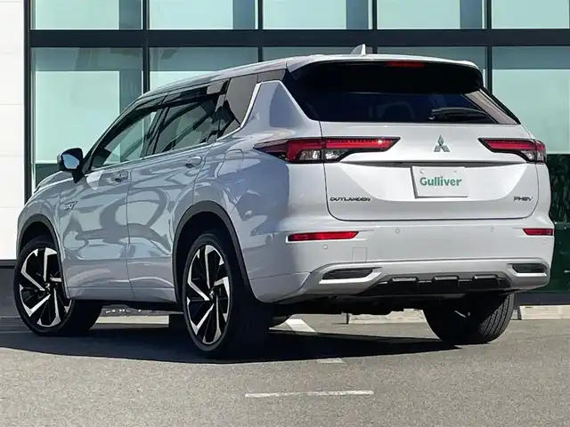 三菱 アウトランダー ＰＨＥＶ P 和歌山県 2023(令5)年 1.3万km ホワイトダイヤモンド 純正12.3インチコネクトナビ/全方位カメラ/フルセグTV/前方衝突防止支援/後側方衝突防止支援/前後コーナーセンサー/踏み間違い衝突防止アシスト/レーダークルーズコントロール/パドルシフト/ポジションメモリー/パワーシート/シートヒーター/電動リアゲート/HUD/LEDヘッドライト/フォグランプ/オートチックハイビーム