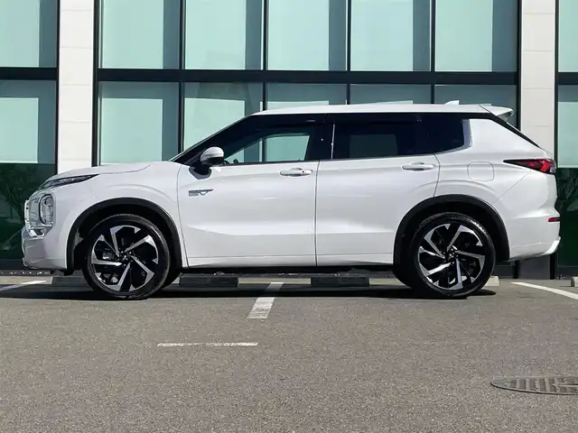 三菱 アウトランダー ＰＨＥＶ P 和歌山県 2023(令5)年 1.3万km ホワイトダイヤモンド 純正12.3インチコネクトナビ/全方位カメラ/フルセグTV/前方衝突防止支援/後側方衝突防止支援/前後コーナーセンサー/踏み間違い衝突防止アシスト/レーダークルーズコントロール/パドルシフト/ポジションメモリー/パワーシート/シートヒーター/電動リアゲート/HUD/LEDヘッドライト/フォグランプ/オートチックハイビーム