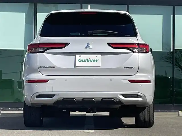 三菱 アウトランダー ＰＨＥＶ P 和歌山県 2023(令5)年 1.3万km ホワイトダイヤモンド 純正12.3インチコネクトナビ/全方位カメラ/フルセグTV/前方衝突防止支援/後側方衝突防止支援/前後コーナーセンサー/踏み間違い衝突防止アシスト/レーダークルーズコントロール/パドルシフト/ポジションメモリー/パワーシート/シートヒーター/電動リアゲート/HUD/LEDヘッドライト/フォグランプ/オートチックハイビーム