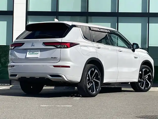 三菱 アウトランダー ＰＨＥＶ P 和歌山県 2023(令5)年 1.3万km ホワイトダイヤモンド 純正12.3インチコネクトナビ/全方位カメラ/フルセグTV/前方衝突防止支援/後側方衝突防止支援/前後コーナーセンサー/踏み間違い衝突防止アシスト/レーダークルーズコントロール/パドルシフト/ポジションメモリー/パワーシート/シートヒーター/電動リアゲート/HUD/LEDヘッドライト/フォグランプ/オートチックハイビーム