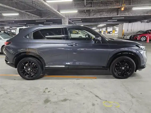 ホンダ ヴェゼル ハイブリッド e:HEV Z 島根県 2021(令3)年 9.7万km メテオロイドグレーメタリック 4WD/純正MOP9型ナビ/フルセグTV/ハンズフリーパワーバックドア/バックカメラ/ビルトインETC2.0/前後ドライブレコーダー/アダプティブクルーズコントロール/前後パーキングセンサー/ホンダセンシング/・衝突被害軽減ブレーキ/・車線逸脱防止支援システム/・前後誤発進抑制機能/・オートハイビーム/ブラインドスポットインフォメーション/フルLEDヘッドランプ/革巻きステアリング/パドルシフト/ハーフレザーシート/前席シートヒーター/社外18インチアルミホイール/スマートキー/プッシュエンジンスタート/禁煙車