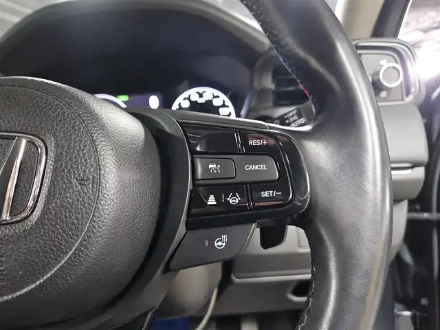ホンダ ヴェゼル ハイブリッド e:HEV Z 島根県 2021(令3)年 9.7万km メテオロイドグレーメタリック 4WD/純正MOP9型ナビ/フルセグTV/ハンズフリーパワーバックドア/バックカメラ/ビルトインETC2.0/前後ドライブレコーダー/アダプティブクルーズコントロール/前後パーキングセンサー/ホンダセンシング/・衝突被害軽減ブレーキ/・車線逸脱防止支援システム/・前後誤発進抑制機能/・オートハイビーム/ブラインドスポットインフォメーション/フルLEDヘッドランプ/革巻きステアリング/パドルシフト/ハーフレザーシート/前席シートヒーター/社外18インチアルミホイール/スマートキー/プッシュエンジンスタート/禁煙車