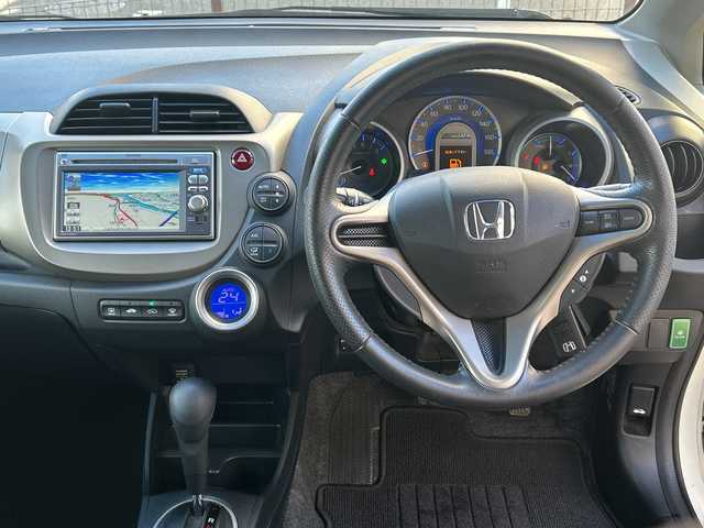 ホンダ フィット ハイブリット 10thアニバーサリー 広島県 2012(平24)年 5.3万km プレミアムホワイトパール 禁煙/純正ナビ（VXM-128VS）/・ワンセグ/CD/DVD/SD/USB/クルーズコントロール/電動格納ウィンカーミラー/HIDパッケージ/・ディスチャージヘッドライト〈HID〉/・シルバー塗装インナードアハンドル/・ブラック塗装フロントピラーガーニッシュ/ドアバイザー/純正フロアマット/スマートキー/社外アルミホイール