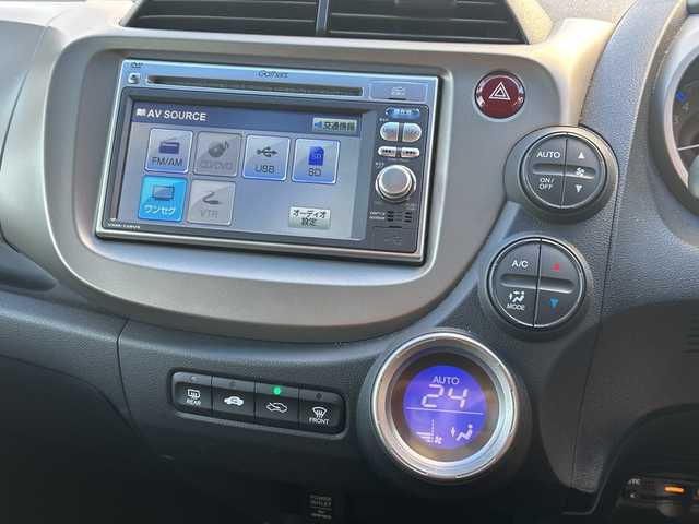 ホンダ フィット ハイブリット 10thアニバーサリー 広島県 2012(平24)年 5.3万km プレミアムホワイトパール 禁煙/純正ナビ（VXM-128VS）/・ワンセグ/CD/DVD/SD/USB/クルーズコントロール/電動格納ウィンカーミラー/HIDパッケージ/・ディスチャージヘッドライト〈HID〉/・シルバー塗装インナードアハンドル/・ブラック塗装フロントピラーガーニッシュ/ドアバイザー/純正フロアマット/スマートキー/社外アルミホイール