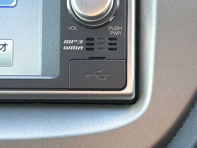 ホンダ フィット ハイブリット 10thアニバーサリー 広島県 2012(平24)年 5.3万km プレミアムホワイトパール 禁煙/純正ナビ（VXM-128VS）/・ワンセグ/CD/DVD/SD/USB/クルーズコントロール/電動格納ウィンカーミラー/HIDパッケージ/・ディスチャージヘッドライト〈HID〉/・シルバー塗装インナードアハンドル/・ブラック塗装フロントピラーガーニッシュ/ドアバイザー/純正フロアマット/スマートキー/社外アルミホイール